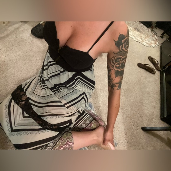 Spaghetti strap flows halter sundress - Picture 6 of 10